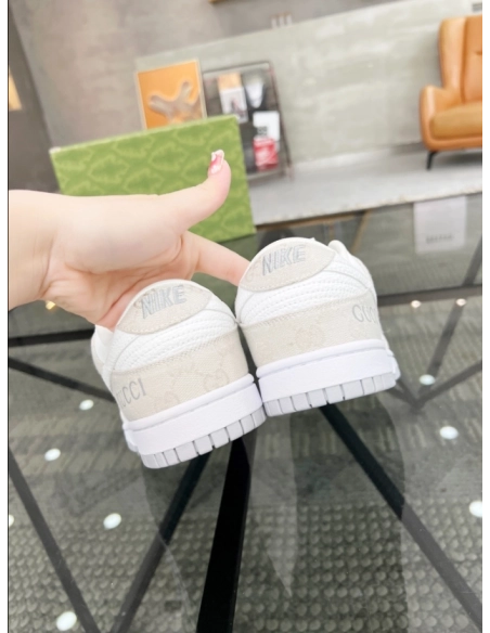 FashionStatement,GUCCI,IconicStyle,ItalianCraftsmanship,LuxuryFootwear,SNEAKER