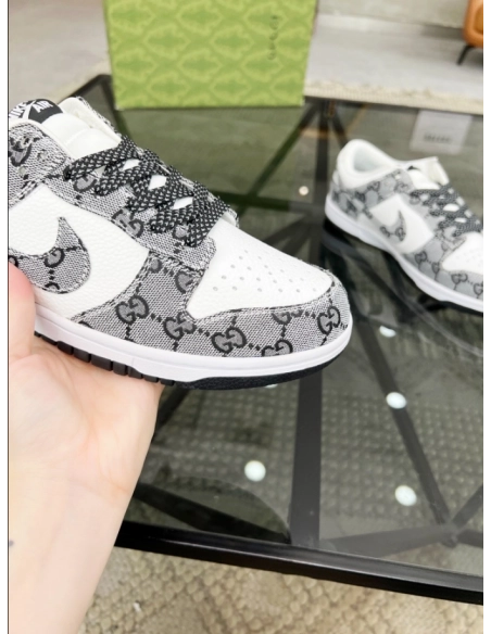 FashionStatement,GUCCI,IconicStyle,ItalianCraftsmanship,LuxuryFootwear,SNEAKER