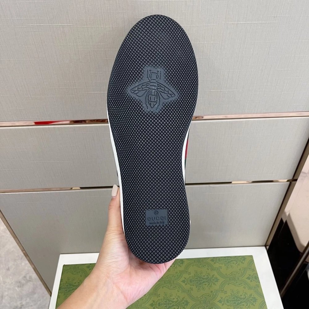 FashionStatement,GUCCI,IconicStyle,ItalianCraftsmanship,LuxuryFootwear,SNEAKER