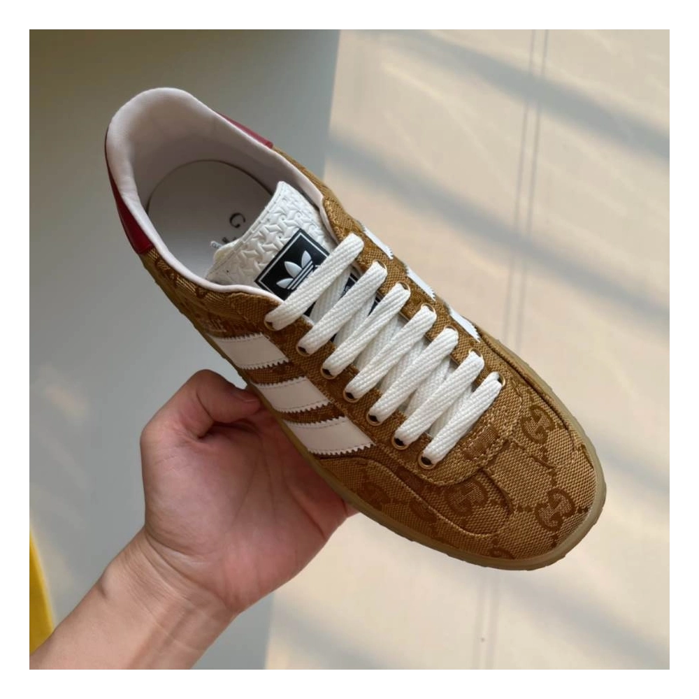 FashionStatement,GUCCI,IconicStyle,ItalianCraftsmanship,LuxuryFootwear,SNEAKER