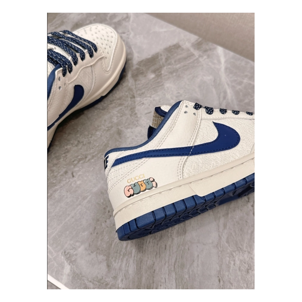 FashionStatement,GUCCI,IconicStyle,ItalianCraftsmanship,LuxuryFootwear,SNEAKER
